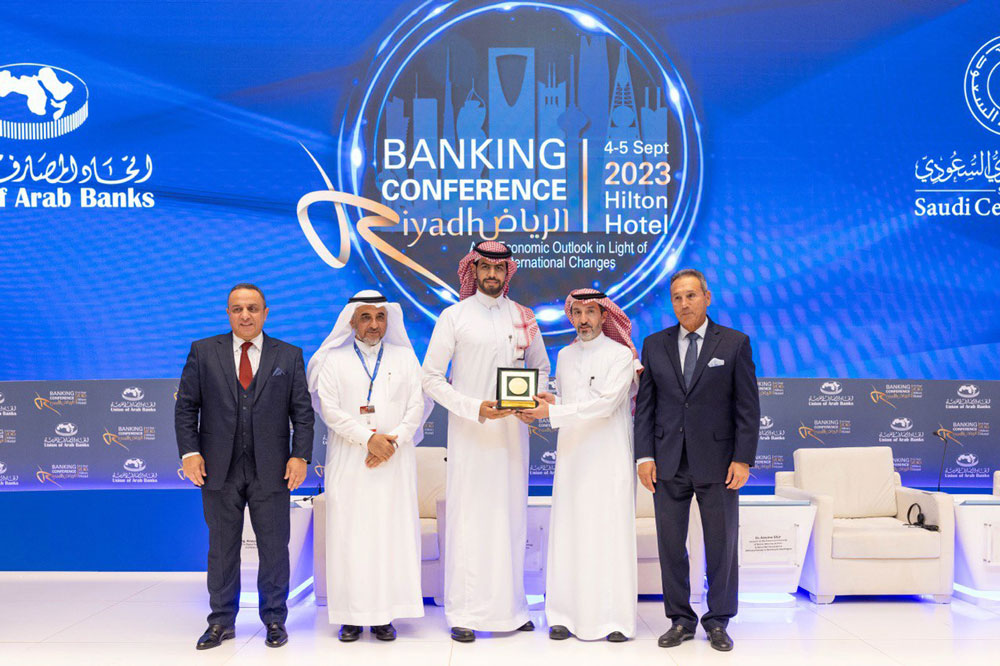 Dr. Fahad Al-Shathri, Deputy Governor of the Saudi Central Bank, honors The Saudi Investment Bank for sponsoring the annual conference of the Union of Arab Banks.