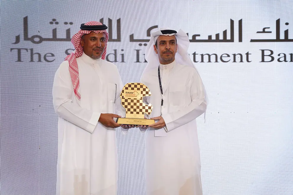 صاحب السمو الملكي الأمير خالد بن سلطان الفيصل يسلم درع التكريم للأستاذ سلمان بن بدر الفغم نائب الرئيس التنفيذي للبنك السعودي للاستثمار الشريك الاستراتيجي لبطولة تويوتا السعودية
