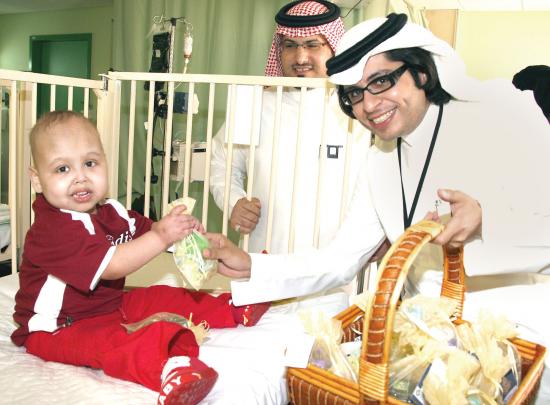 Samer ALRayyan delivers the donation of Ramadan campaign that SAIB did on FB page to Tariq aleshewi Director of Ensan
