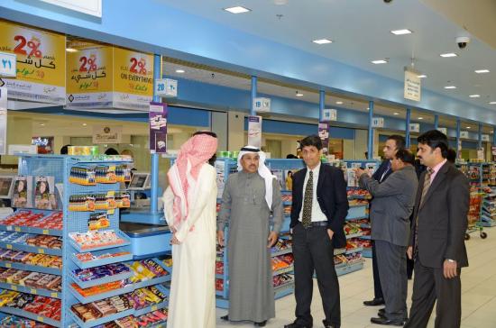 Samer ALRayyan delivers the donation of Ramadan campaign that SAIB did on FB page to Tariq aleshewi Director of Ensan